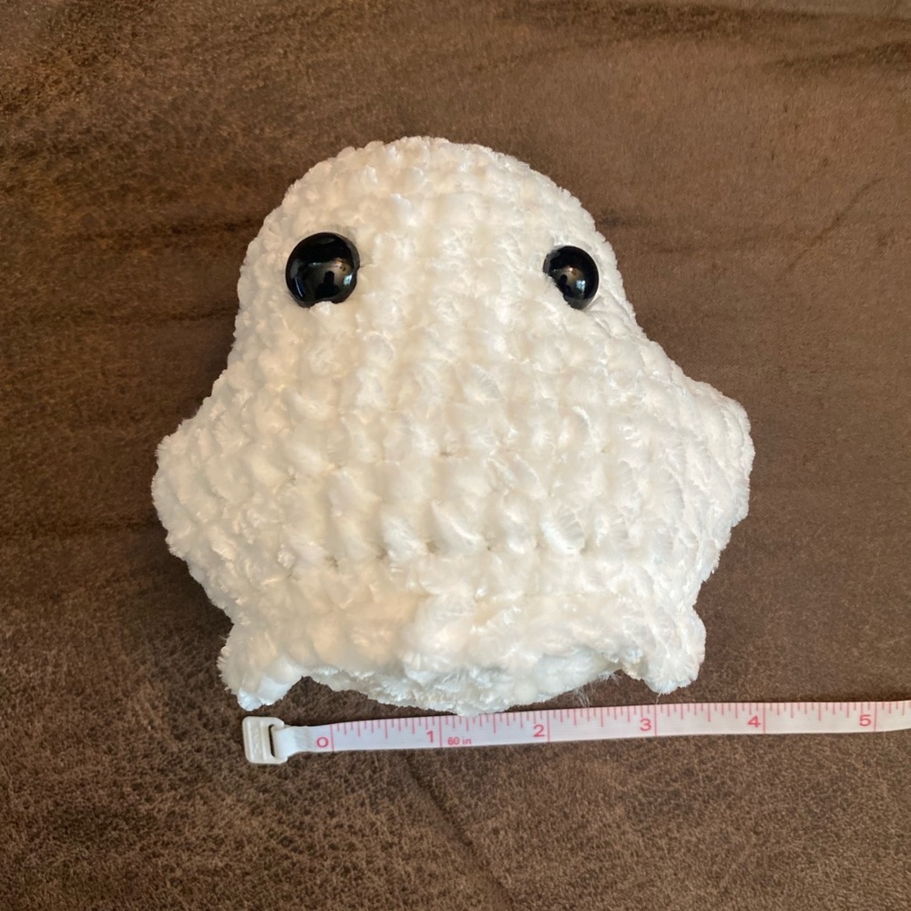 Handmade velvet crochet ghost plushie - Picture 7 of 7